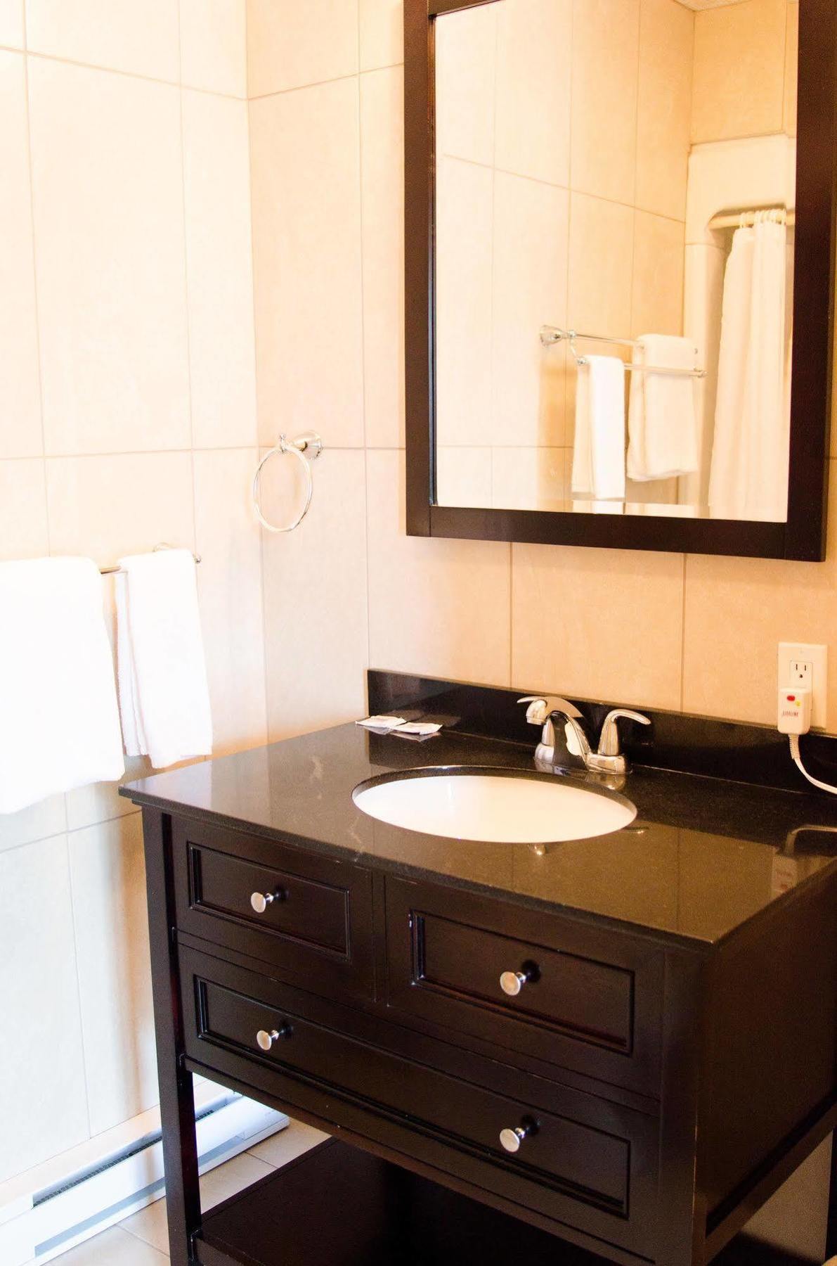 Hotel Econo-One Amos ภายนอก รูปภาพ